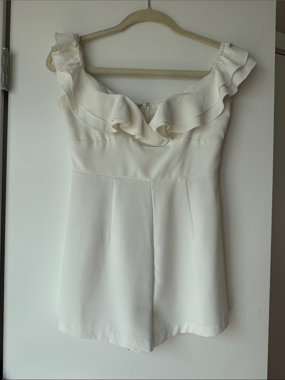 superdown White Ruffle Romper - Picture 2 of 4